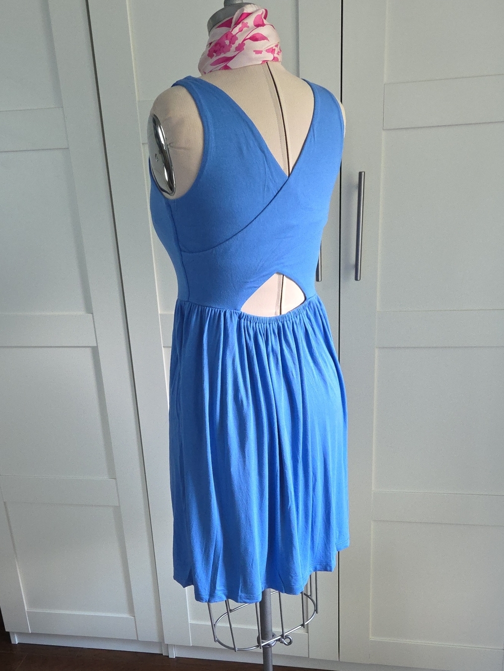 Ann Taylor LOFT Size XS Stretchy Knit Dress Cut Out Back